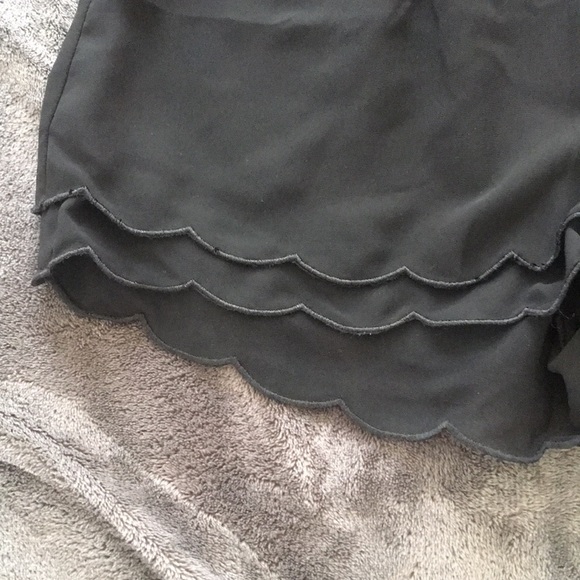 Black flowy shorts w/ pockets and scallop details - Picture 2 of 5